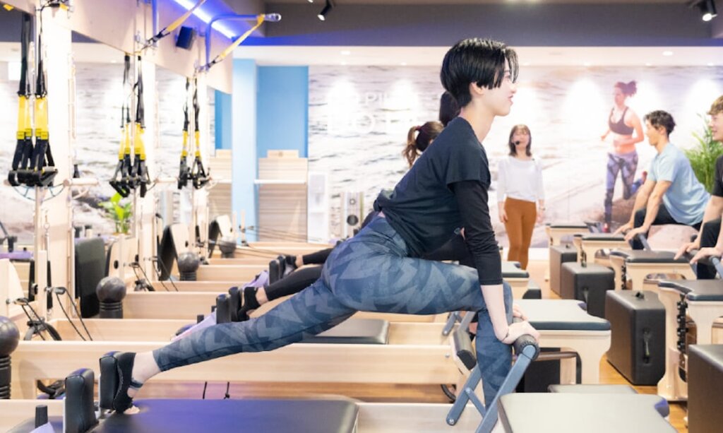 CLUB PILATESのマシンを使ったグループレッスン