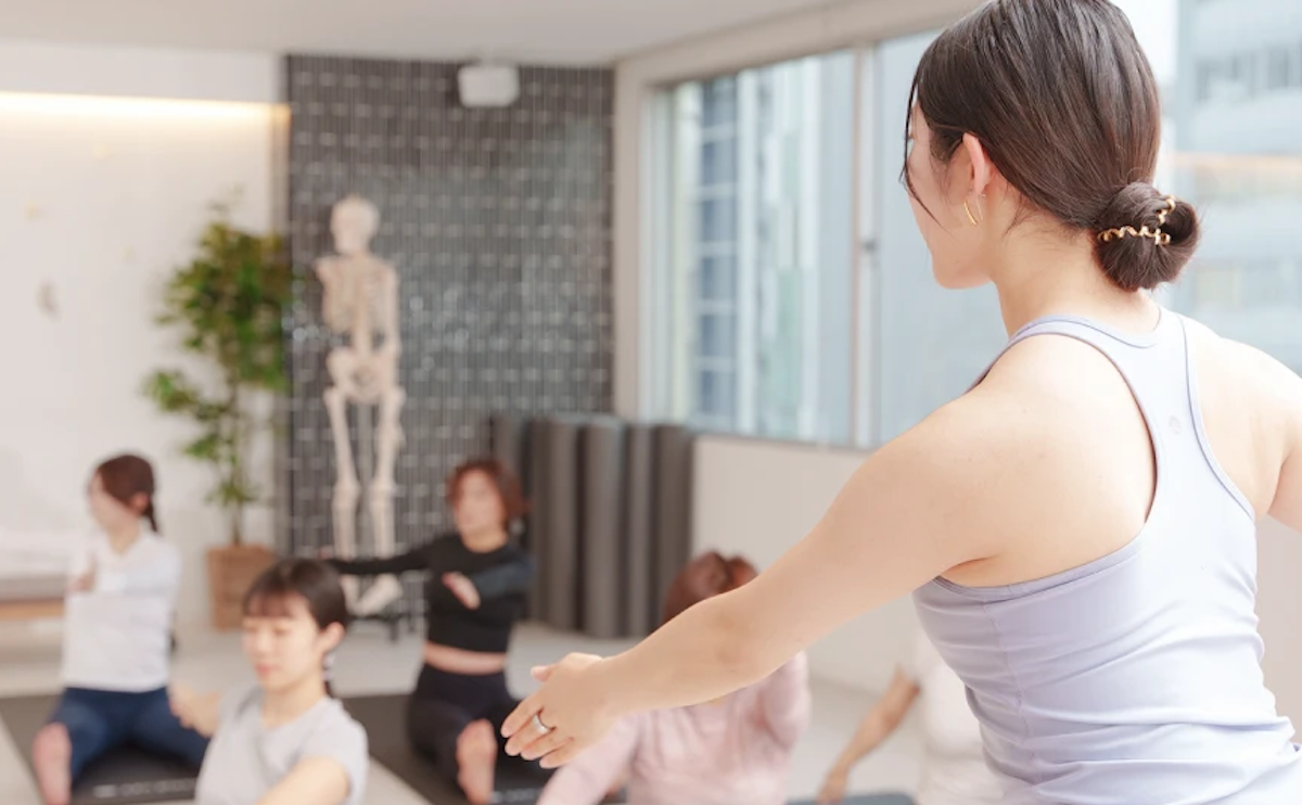 zen place pilatesのマットピラティスのグループレッスン風景
