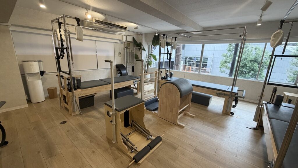 La pilatesのスタジオにあるピラティスマシン