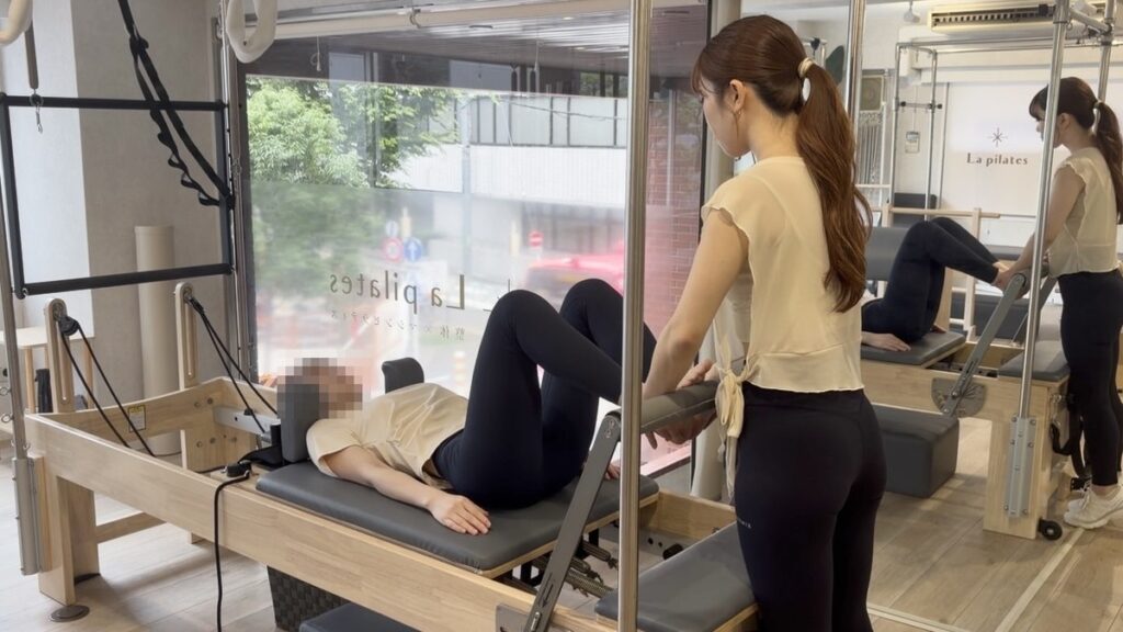 La pilatesでインストラクターの指導を受けながら行うマシンピラティス