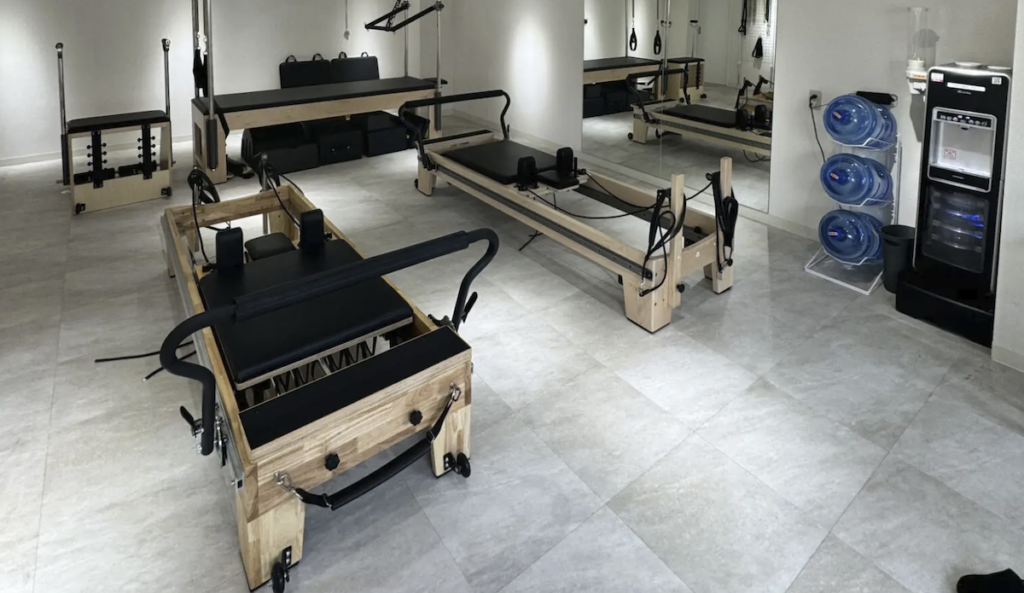 lulutoのスタジオに並ぶピラティスマシン