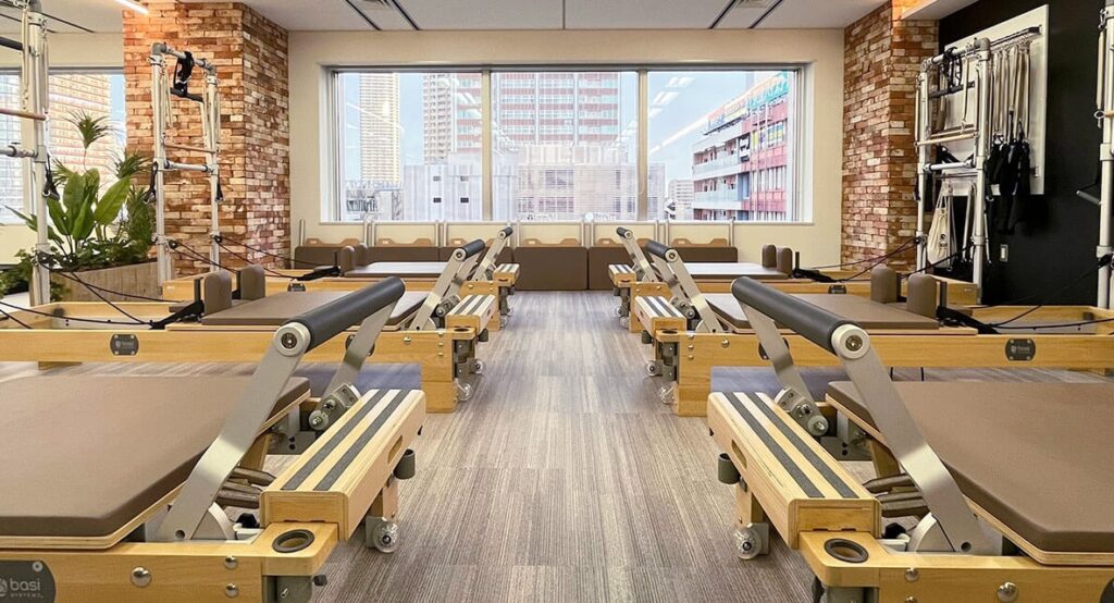 zen place pilates武蔵小杉スタジオのピラティスマシンが並ぶ店内